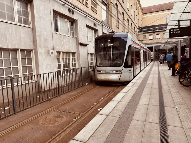 Billede af Aarhus Letbane togsæt 1102 fotograferet ud for Aarhus Hovedbanegård.
