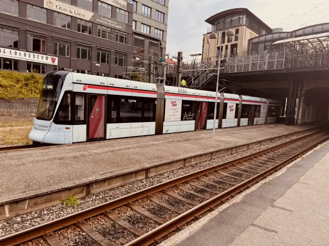 Billede af Aarhus Letbane togsæt 1107 fotograferet ud for Aarhus Hovedbanegård.