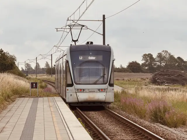 Billede af Aarhus Letbane togsæt 1102 fotograferet ud for Vilhelmsborg Letbanestation.