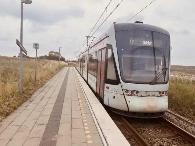 Billede af Aarhus Letbane togsæt 1102 fotograferet ud for Vilhelmsborg Letbanestation.
