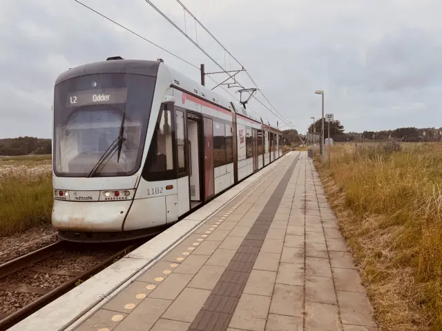 Billede af Aarhus Letbane togsæt 1102 fotograferet ud for Vilhelmsborg Letbanestation.
