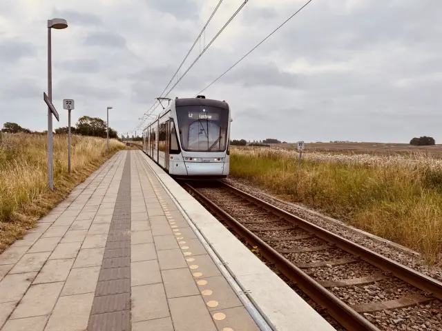Billede af Aarhus Letbane togsæt 1104 fotograferet ud for Vilhelmsborg Letbanestation.