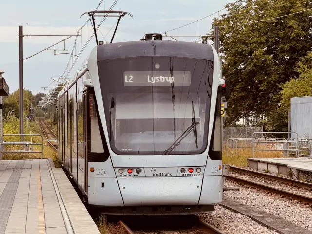 Billede af Aarhus Letbane togsæt 1104 fotograferet ud for Mårslet Letbanestation.