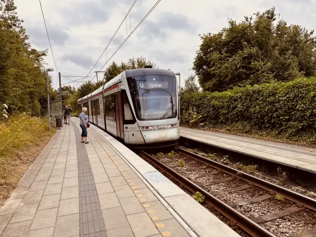 Billede af Aarhus Letbane togsæt 1102 fotograferet ud for Mølleparken Letbanestation.