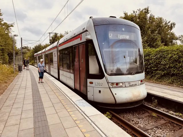 Billede af Aarhus Letbane togsæt 1102 fotograferet ud for Mølleparken Letbanestation.