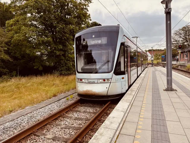 Billede af Aarhus Letbane togsæt 1113 fotograferet ud for Tranbjerg Letbanestation.