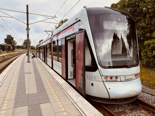 Billede af Aarhus Letbane togsæt 1113 fotograferet ud for Tranbjerg Letbanestation.