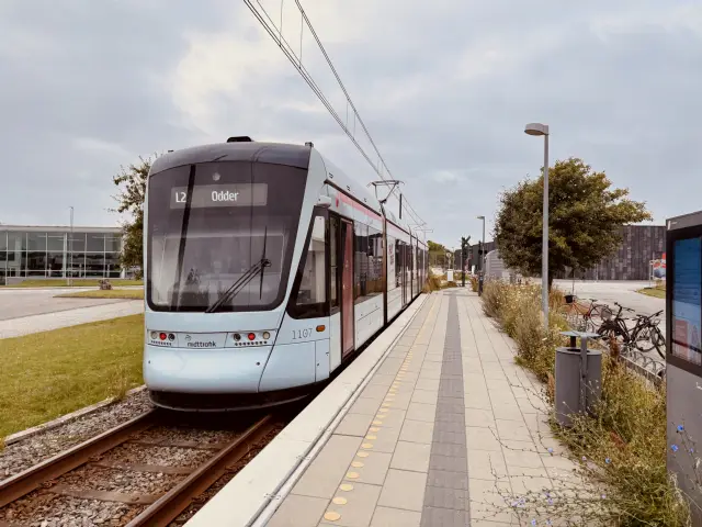 Billede af Aarhus Letbane togsæt 1107 fotograferet ud for Øllegårdsvej Letbanestation.