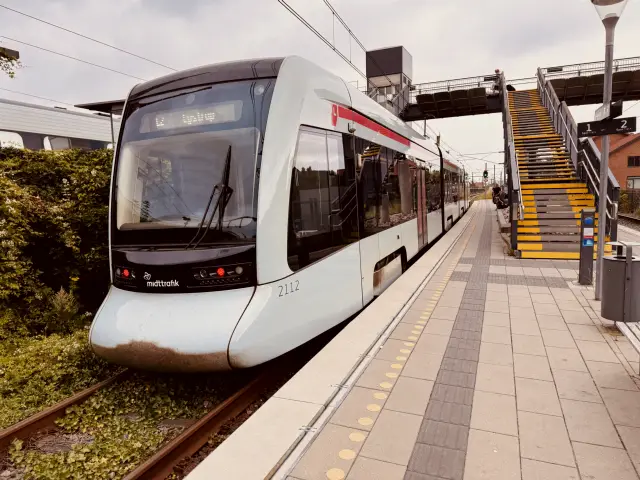 Billede af Aarhus Letbane togsæt 2112 fotograferet ud for Viby Jylland Letbanestation.