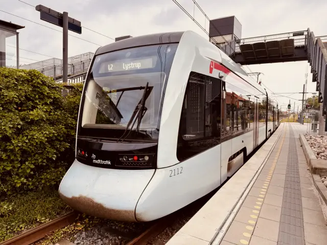Billede af Aarhus Letbane togsæt 2112 fotograferet ud for Viby Jylland Letbanestation.