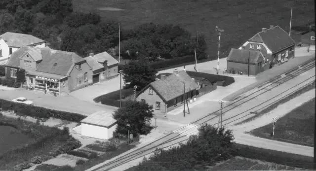 Billede af Sejlflod Billetsalgssted [1903-1914] - ligger ud til vejen i midten af billeder og fandtes i det oprindelige vogterhus.