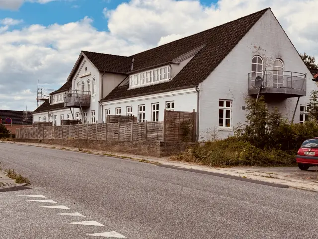 Billede af Havndal Kro, som lå over for Havndal Station og blev opført samtidig med stationen.