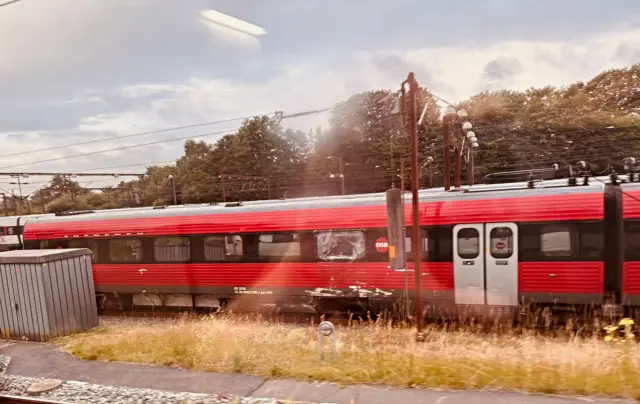 Billede af DSB ER 2038 fotograferet ud for Fredericia Station efter DSB ER 2038 havde ramt en varebil ved jernbaneoverskæring ved Kådnervej, Kliplev i Sønderjylland.