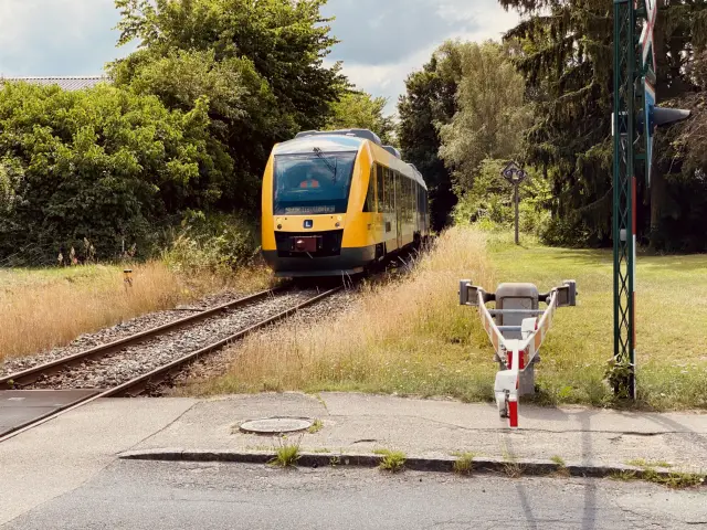 Billede af tog ud for det tidligere Slotspavillonen Station, som har ligget til højre i billedet.