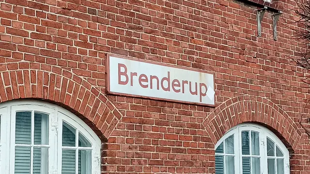 Billede af stationsskiltet på Brenderup Station.