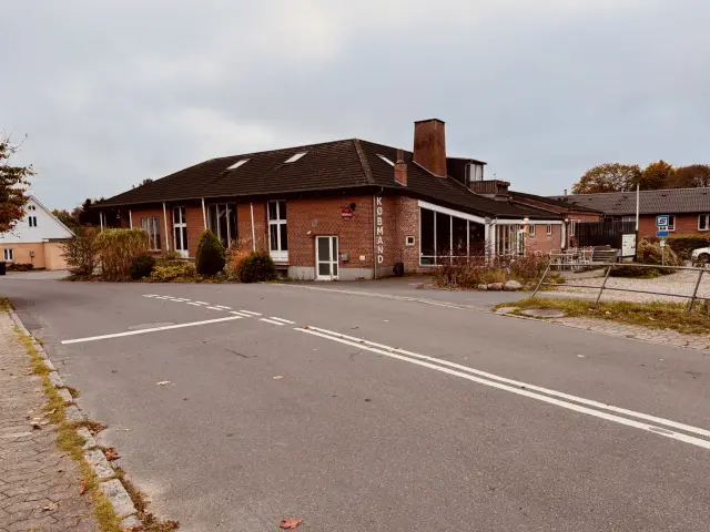 Billede af det tidligere Alken Andelsmejeri, som lå over for stationen.