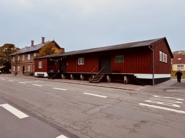 Billede af Ry Stations varehus.