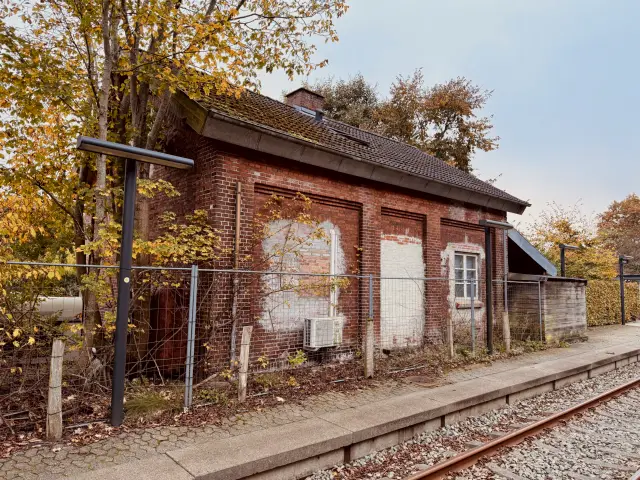 Billede af Stationsmesterboligen ved den tidligere Svejbæk Station, set fra sporside i retning mod Herning.