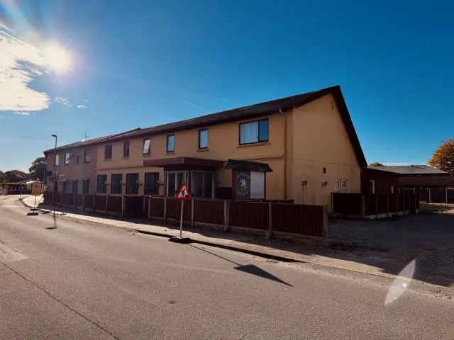 Billede af Hotel Hammerum "Kroen", som ligger over for Stationen.
