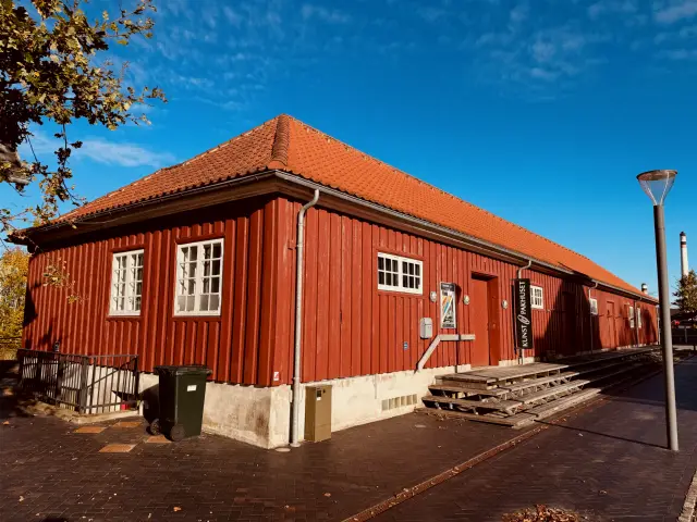 Billede af Ikast Stations varehus.