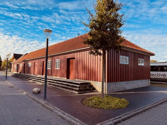 Billede af Ikast Stations varehus.