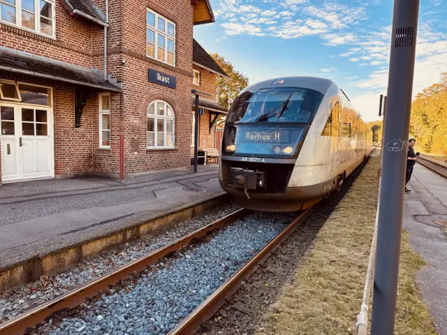 Billede af GoCollective AR 3071, tidligere DSB MQ 4121-4921 fotograferet ud for Ikast Station.