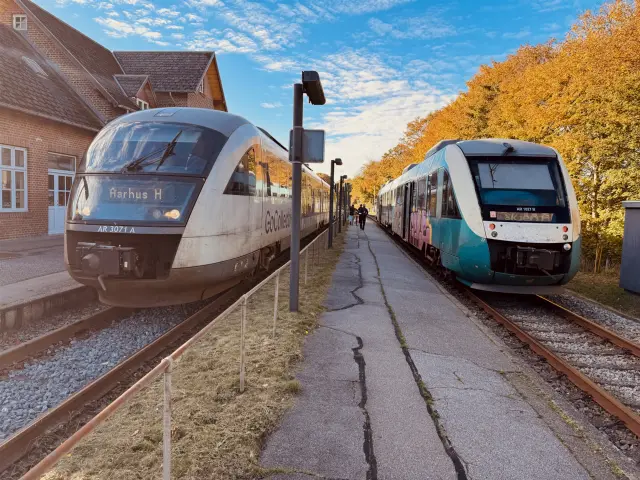 Billede af GoCollective AR 1027, tidligere ARRIVA AR 1027 i krydsning med GoCollective AR 3071, fotograferet ud for Ikast Station.