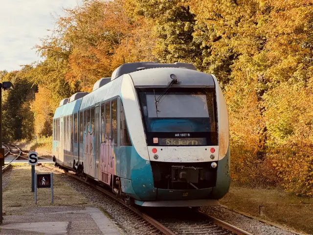 Billede af GoCollective AR 1027, tidligere ARRIVA AR 1027 fotograferet ud for Ikast Station.