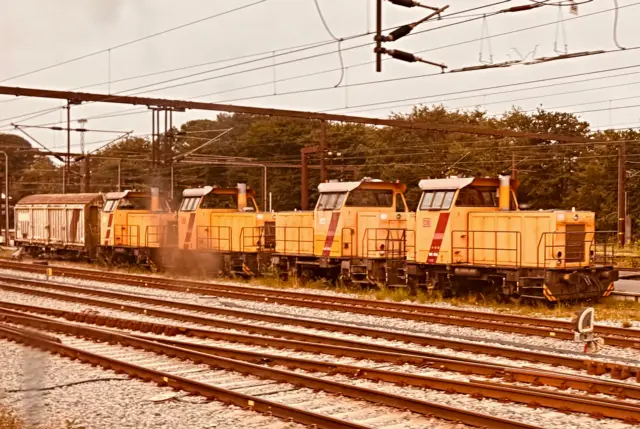 Billede af DBCSC MK 615, tidligere DSB MK 615, længst til højre, fotograferet ud for Fredericia Station.