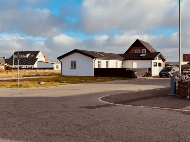 Billede af Thyborøn Havn Station - den gamle ekspeditionsbygning, dog meget ombygget.