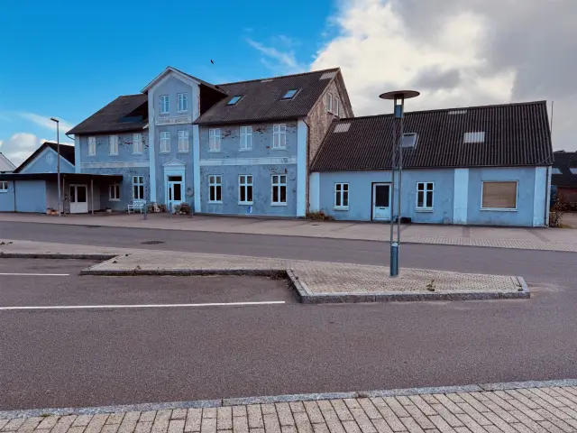 Billede af Harboøre Badehotel, som ligger over for Harboøre Station.