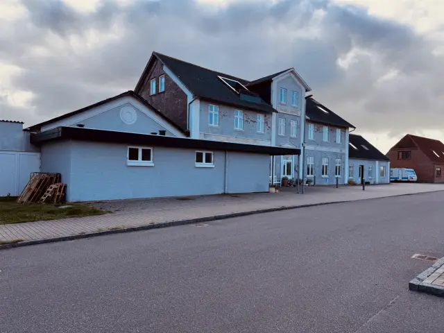 Billede af Harboøre Badehotel, som ligger over for Harboøre Station.
