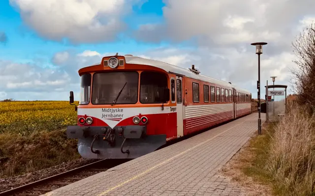 Billede af MjbaD YM 14, tidligere VLTJ YM 14 fotograferet ud for Nejrup Station.
