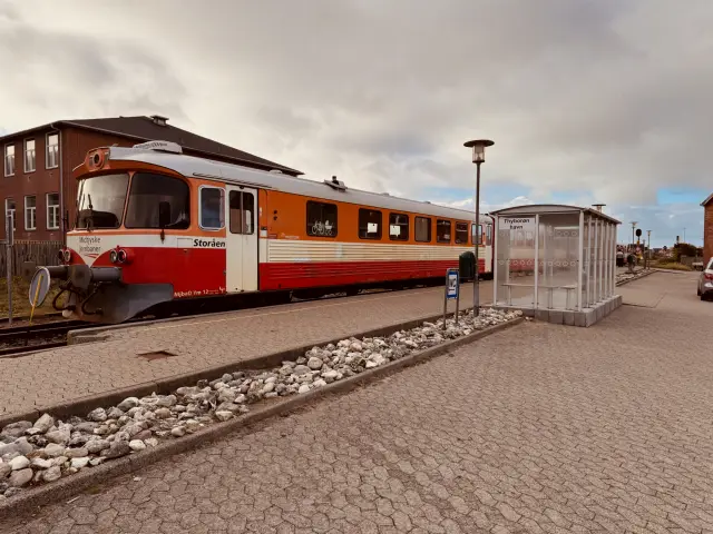 Billede af MjbaD YM 12, tidligere VLTJ YM 12 fotograferet ud for Thyborøn Havn Station.
