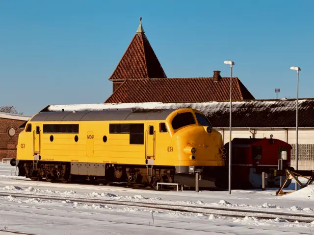 Billede af LT M 36, tidligere DSB MX 1043 fotograferet ud for Nakskov Station.