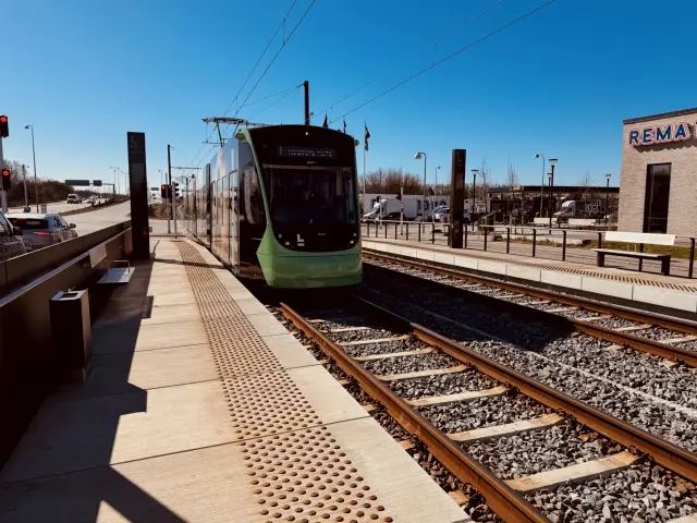 Billede af L3 105 fotograferet ud for Brøndbyvester Letbanestation.