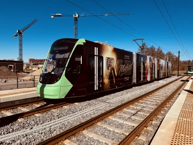 Billede af L3 105 fotograferet ud for Glostrup Nord - Hersted Letbanestation.