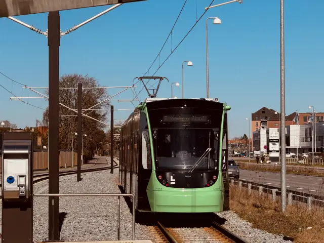 Billede af L3 105 fotograferet ud for Kirkebjerg Letbanestation.