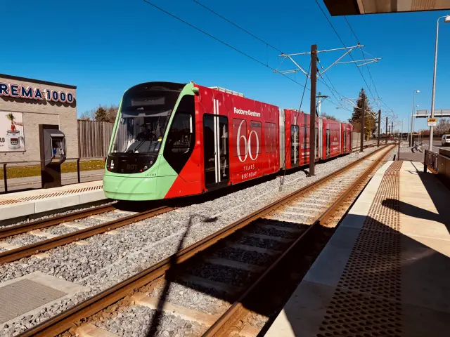 Billede af L3 108 fotograferet ud for Brøndbyvester Letbanestation.