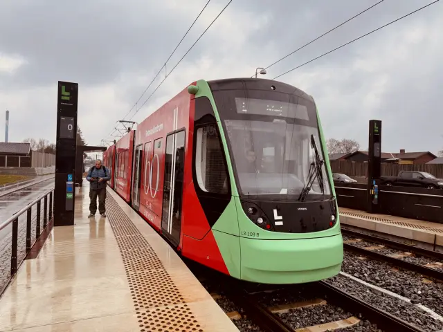 Billede af L3 108 fotograferet ud for Brøndbyvester Letbanestation.
