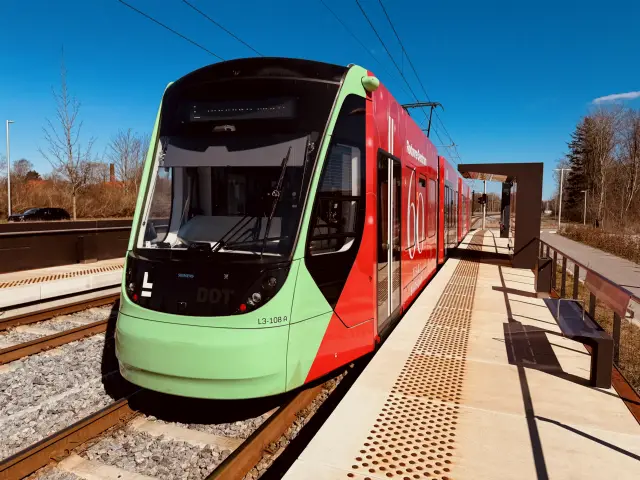 Billede af L3 108 fotograferet ud for Glostrup Ejby Letbanestation.
