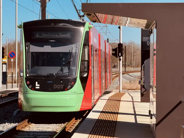 Billede af L3 108 fotograferet ud for Glostrup Ejby Letbanestation.