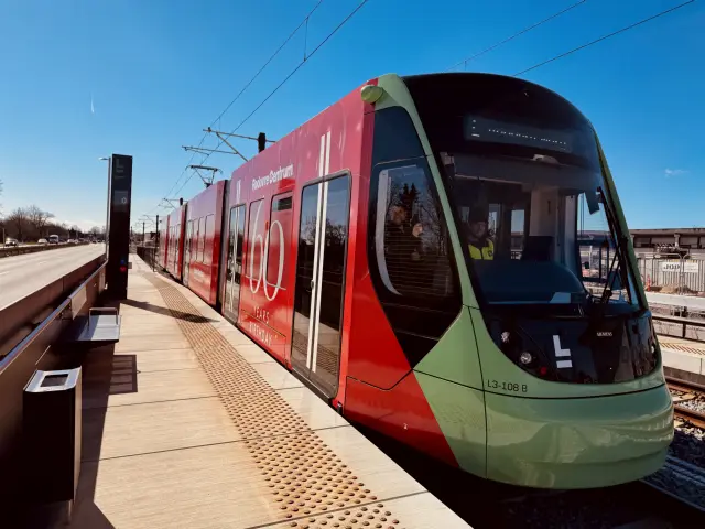 Billede af L3 108 fotograferet ud for Glostrup Nord - Hersted Letbanestation.