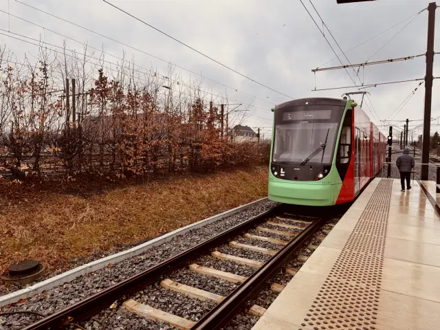 Billede af L3 108 fotograferet ud for Glostrup Letbanestation.