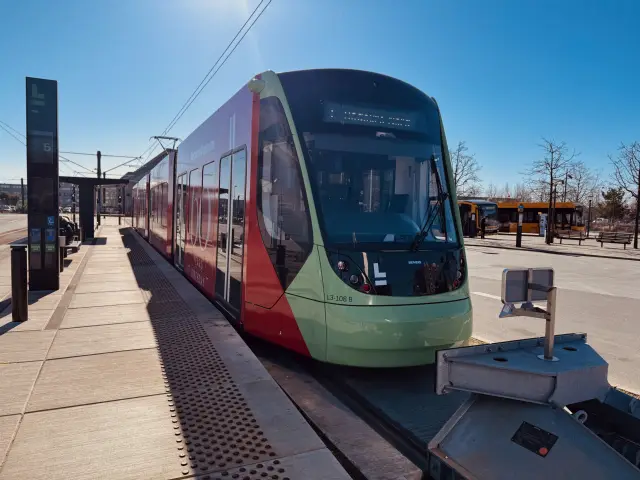 Billede af L3 108 fotograferet ud for Ishøj Letbanestation.