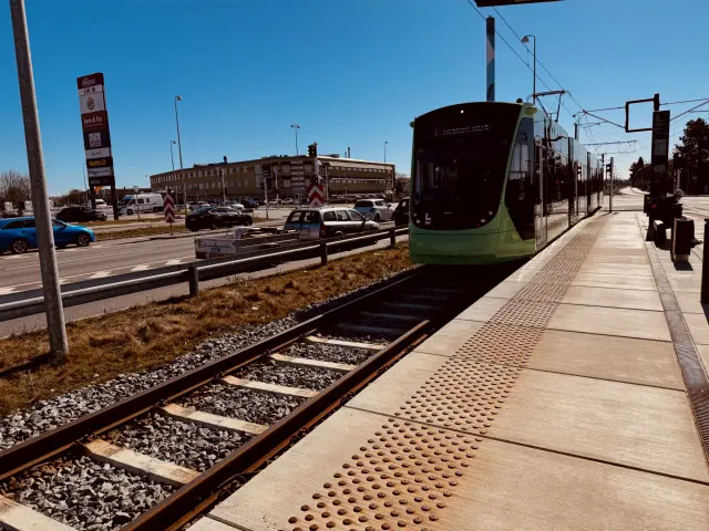 Billede af L3 109 fotograferet ud for Kirkebjerg Letbanestation.