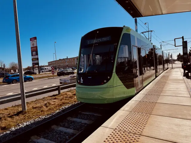 Billede af L3 109 fotograferet ud for Kirkebjerg Letbanestation.