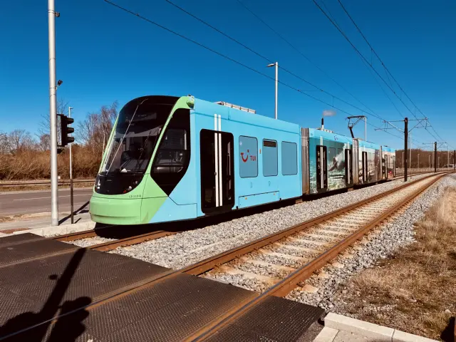 Billede af L3 110 fotograferet ud for Glostrup Ejby Letbanestation.