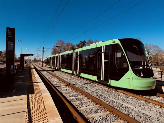 Billede af L3 111 fotograferet ud for Ishøj Strand - ARKEN Letbanestation.