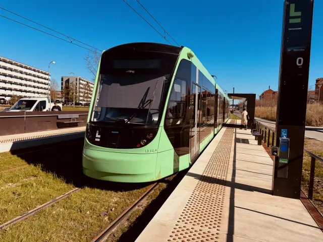Billede af L3 111 fotograferet ud for Vallensbæk Letbanestation.